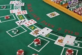 Tangkapan layar aplikasi kasino mobile fajar toto menampilkan antarmuka meja live-dealer dengan pemain dan dealer langsung